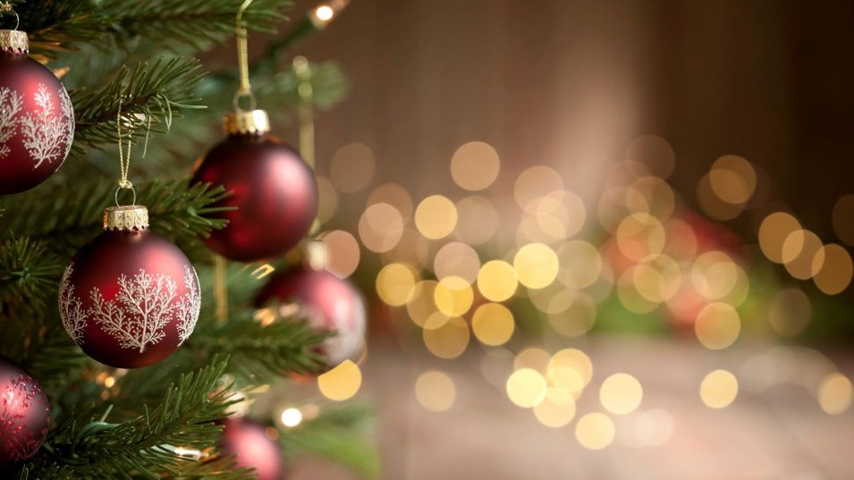 Juletræ med røde julekugler