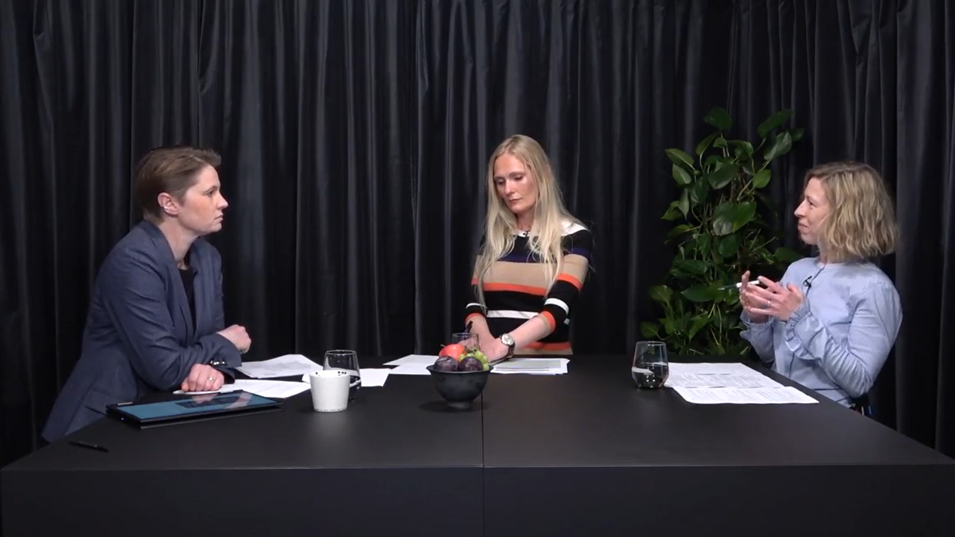 Nynne Bjerre Christensen, Malene Friis Andersen og Kirsten Nabe-Nielsen står rundt om et bord