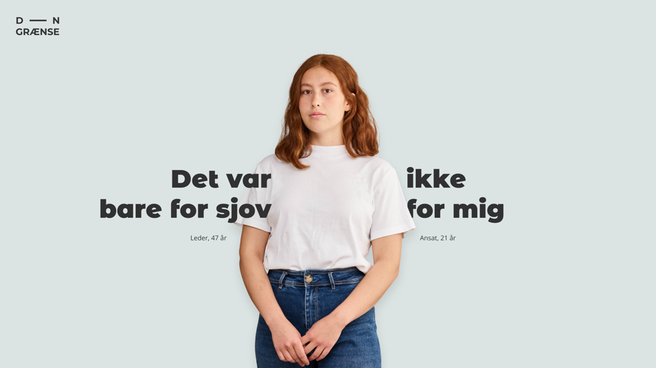Kvinde med hvid T-shirt og blå jeans med tekst i venstre side: "Det var bare for sjov, leder 47 år og tekst i højre side "ikke for mig", ansat 21 år